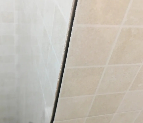涿州瓷砖空鼓维修公司分享阳台瓷砖脱落的修复过程可以分为以下几个步骤