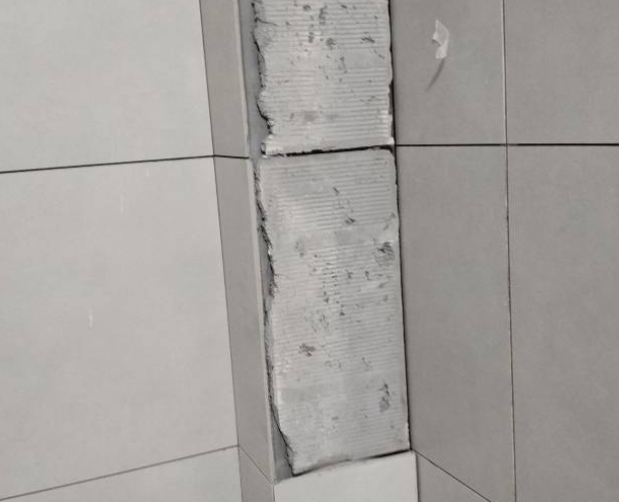 涿州瓷砖空鼓维修公司分享下瓷砖施工前基层浇水润湿程度不足，可能导致以下问题