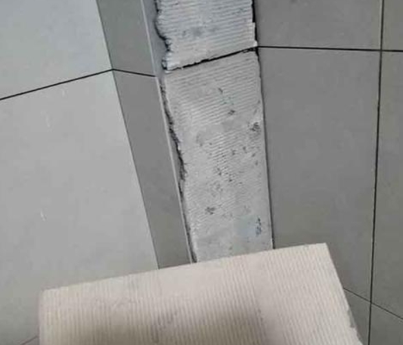 涿州瓷砖空鼓维修公司分享下厨房瓷砖脱落的补救措施。